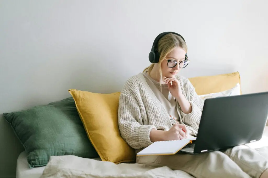 Konsultacja psychologiczna online – rozmowa przy laptopie